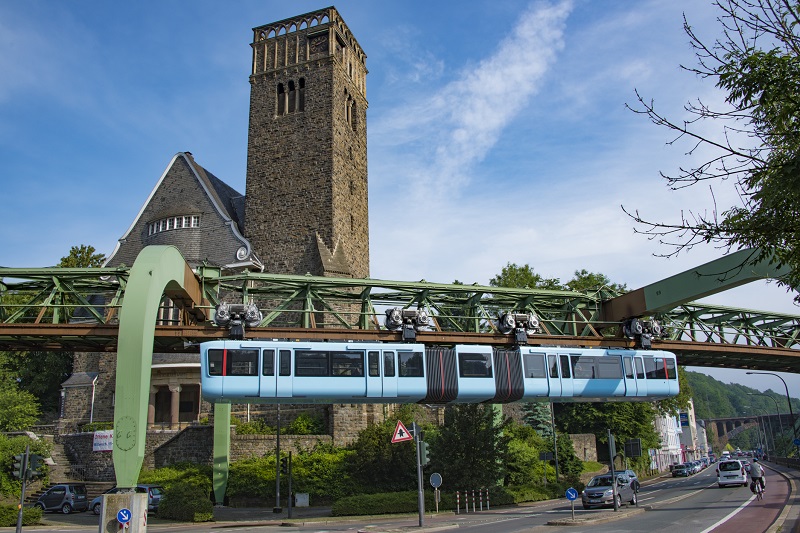 Die Schwebebahn in Wuppertal verbindet Vohwinkel mit Oberbarmen